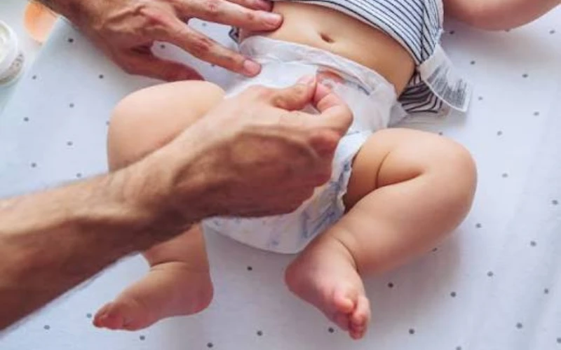 Nước tiểu trẻ sơ sinh có màu hồng có thể là hiện tượng sinh lý bình thường hoặc bệnh lý đường tiết niệu