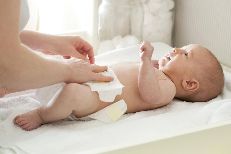Nếu nước tiểu trẻ sơ sinh có màu hồng đi kèm với quấy khóc, sốt cao.... nên cho trẻ đi khám kịp thời