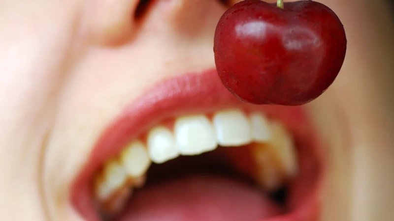 Ăn chậm và cẩn thận, nhận biết hạt cherry, tránh cắn nhầm, bảo vệ an toàn sức khỏe