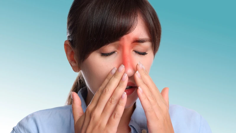Viêm và tắc nghẽn xoang có thể gây áp lực, đau vùng mặt và ảnh hưởng đến tai