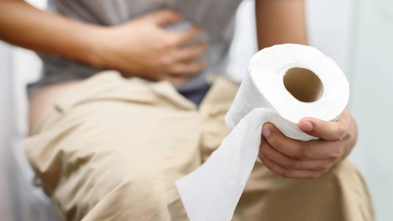 Táo bón và rặn khi đi đại tiện là nguyên nhân gây nứt kẽ hậu môn