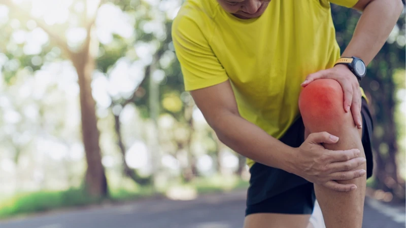 Nứt xương bánh chè gây đau trước gối, sưng nhẹ và vận động bị hạn chế