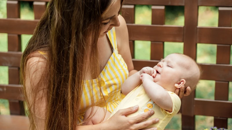 Mẹ có thể mặc đồ thoải mái và tắm rửa để hạn chế vi khuẩn phát triển trong mùa hè