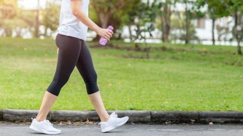 Đi bộ nhẹ nhàng sau bữa ăn giúp hệ tiêu hóa hoạt động tốt hơn