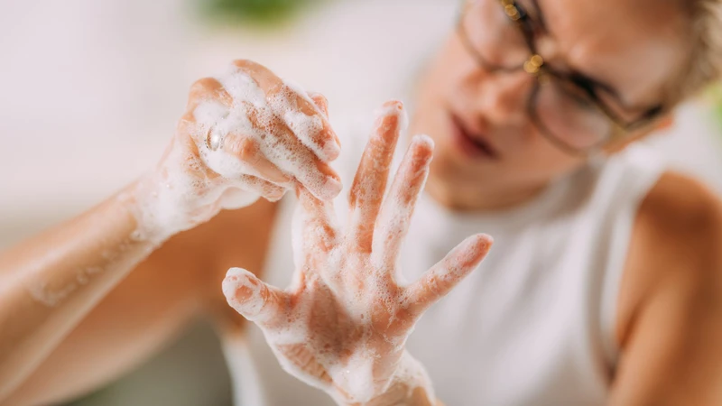 Hành vi rửa tay nhiều lần dù không có nguy cơ nhiễm bẩn rõ ràng là một dấu hiệu của rối loạn ám ảnh cưỡng chế