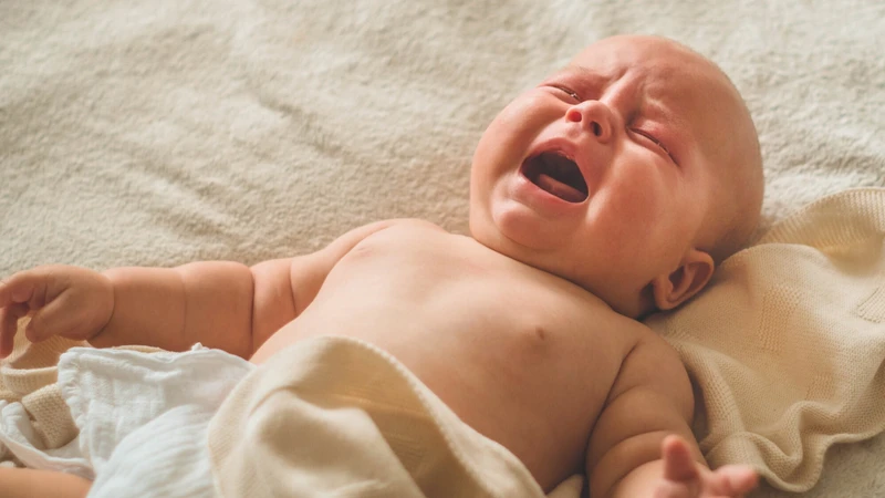 Xoang ống niệu rốn khiến trẻ hay quấy, khó chịu do kích ứng vùng rốn
