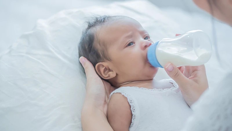 Trẻ có thể bị bỏng niêm mạc miệng và lưỡi nếu uống sữa quá nóng