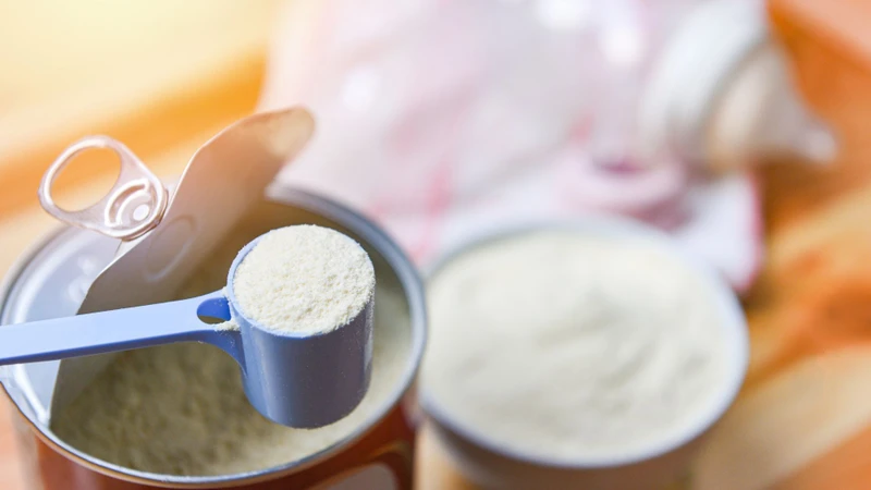 Cha mẹ nên đọc kỹ hướng dẫn pha sữa của nhà sản xuất trước khi pha sữa cho trẻ