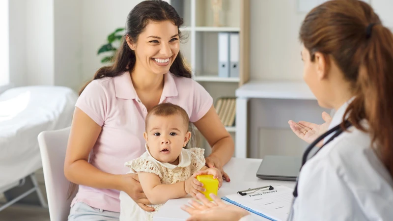 Nếu bé sợ tắm kéo dài, cha mẹ nên đưa bé đi khám để được bác sĩ tư vấn