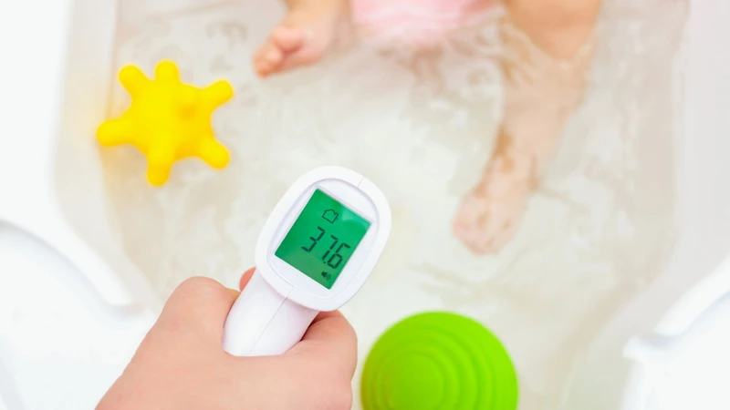 Kiểm tra nhiệt độ nước và tạo không gian an toàn để bé yên tâm hơn