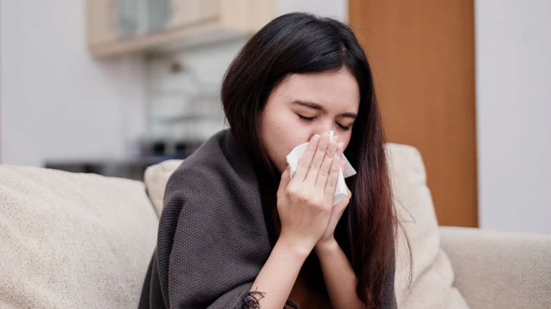 Cúm thường khởi phát đột ngột với sốt, ho và đau nhức cơ thể