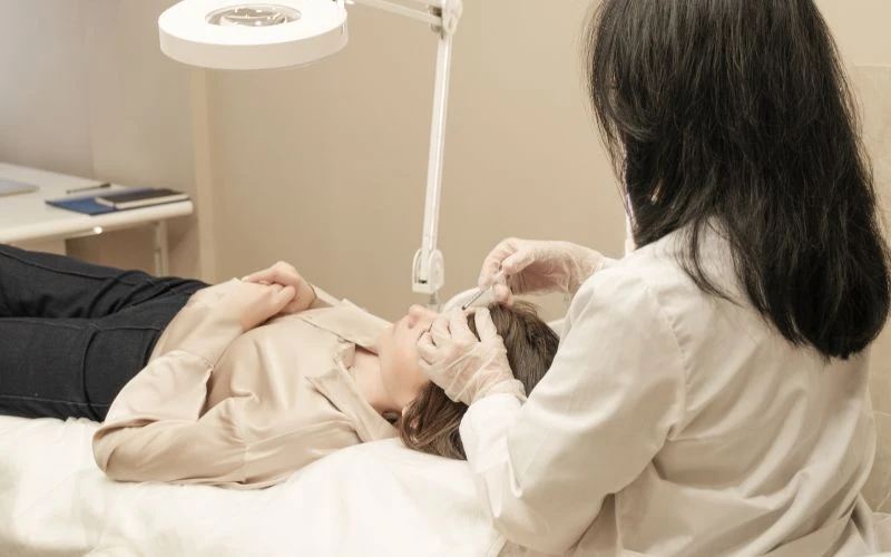 Dưới góc nhìn lâm sàng da liễu, phân biệt bệnh giúp lựa chọn thuốc cũng như phương pháp chăm sóc phù hợp nhất
