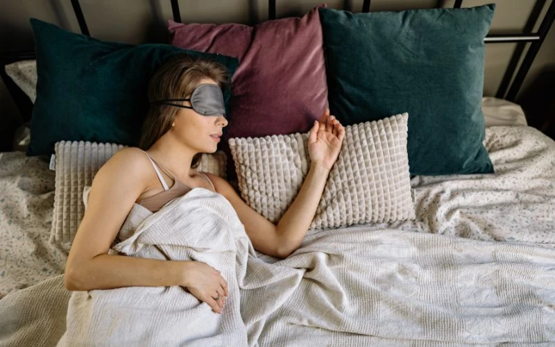 Ngủ đủ giấc, hạn chế stress giúp kiểm soát tình trạng viêm da này