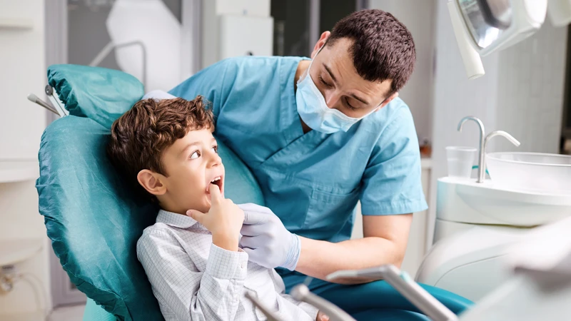 Nha sĩ thăm khám răng miệng định kỳ cho trẻ để phát hiện sớm các vấn đề bất thường