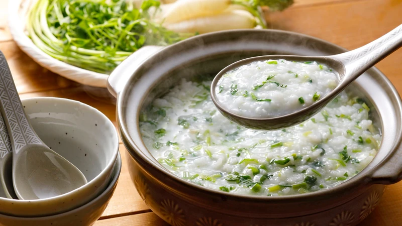 Cho trẻ ăn thức ăn mềm, nguội sau khi nhổ răng sẽ giúp hạn chế kích thích vùng nhổ và hỗ trợ quá trình hồi phục