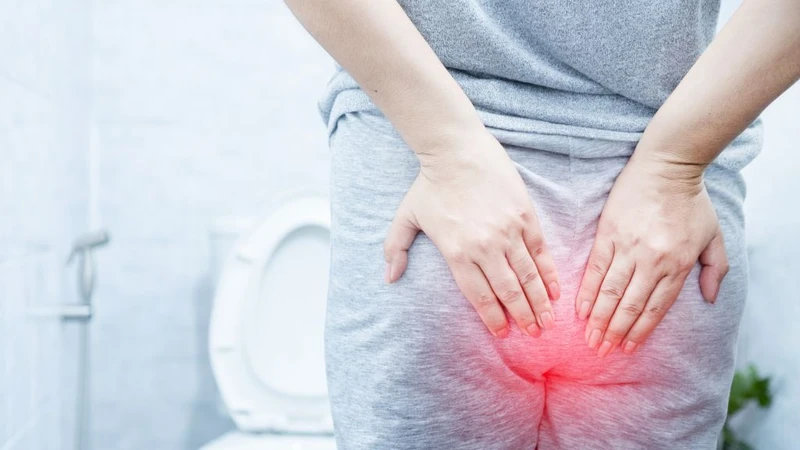 Khác với bệnh trĩ, ung thư hậu môn thường liên quan đến các yếu tố nguy cơ nghiêm trọng hơn