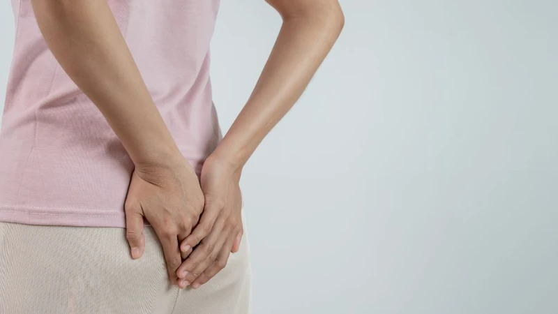 Việc phân biệt đúng triệu chứng giữa trĩ và ung thư hậu môn là rất quan trọng để người bệnh sớm đi khám