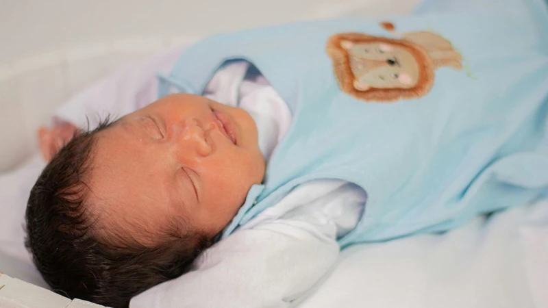Phản xạ Moro gồm hai giai đoạn, thường xuất hiện rõ ngay sau sinh