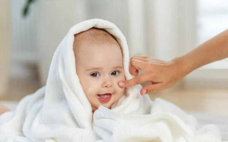 Ba mẹ có thể sử dụng kem bôi da để làm dịu tình trạng phát ban khi mọc răng