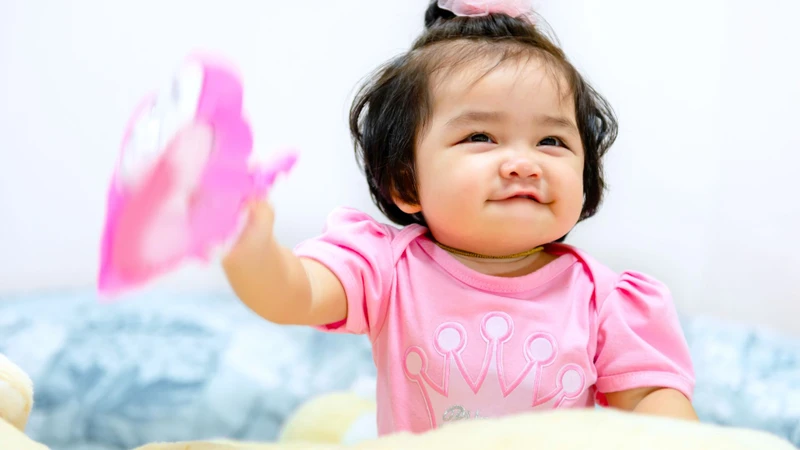 Phát triển vận động của bé 1 tuổi diễn ra qua vận động thô và vận động tinh