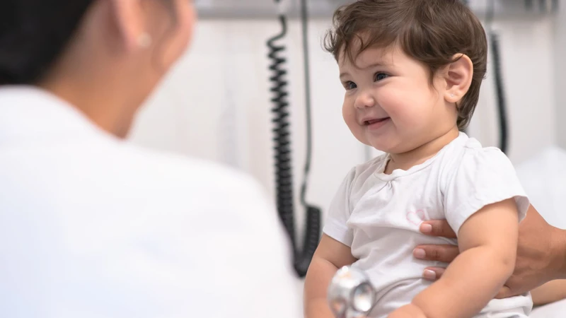 Nếu nghi ngờ bé chậm phát triển, hãy đưa con đi khám để được bác sĩ tư vấn