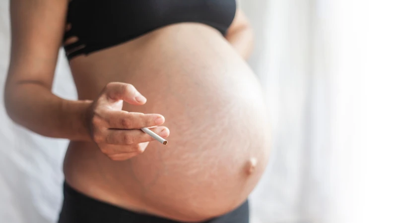 Mẹ hút thuốc lá hoặc thường xuyên tiếp xúc với khói thuốc sẽ làm tăng nguy cơ dị tật ở thai nhi