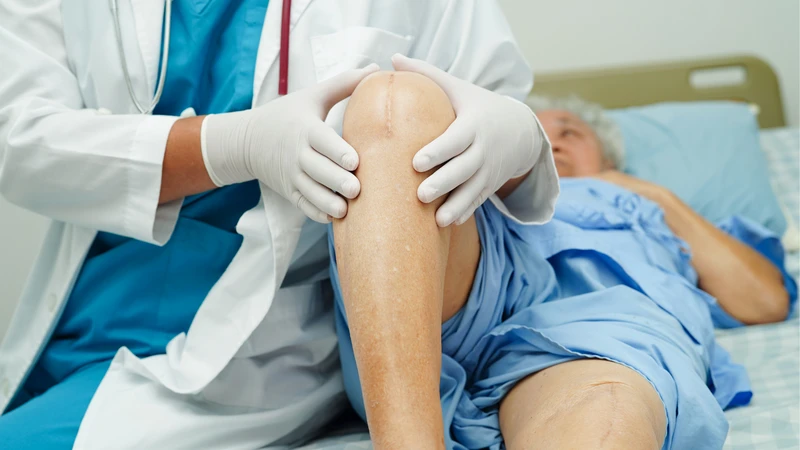 Bác sĩ chỉnh hình thăm khám và giải thích quy trình mổ thay khớp háng để người bệnh hiểu rõ
