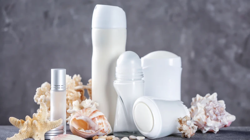 Các sản phẩm khử mùi và chống tiết mồ hôi không kê đơn là lựa chọn phổ biến để kiểm soát tình trạng hôi nách