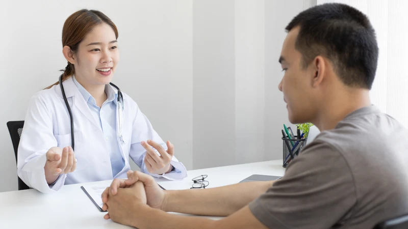 Tham khảo ý kiến bác sĩ da liễu để chọn phương pháp điều trị hôi nách phù hợp