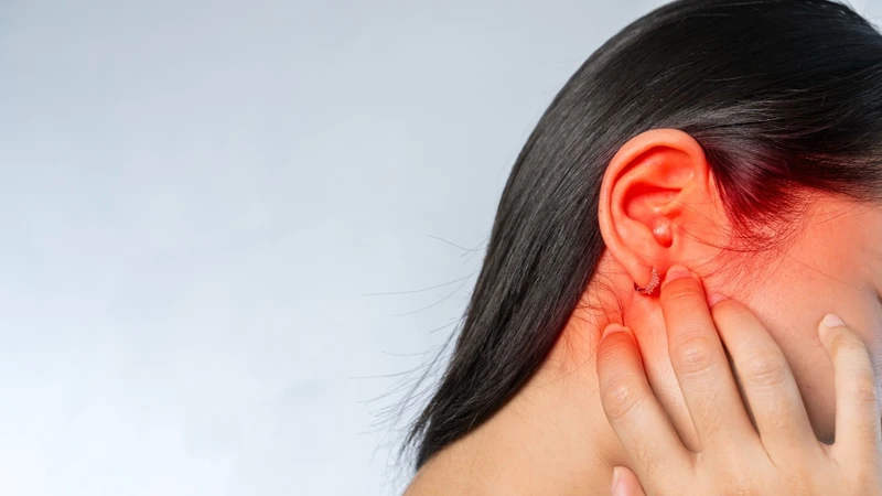 Người bệnh có thể nghe thấy tiếng ù hoặc tiếng mạch đập trong tai, đặc biệt khi túi phình nằm gần nền sọ