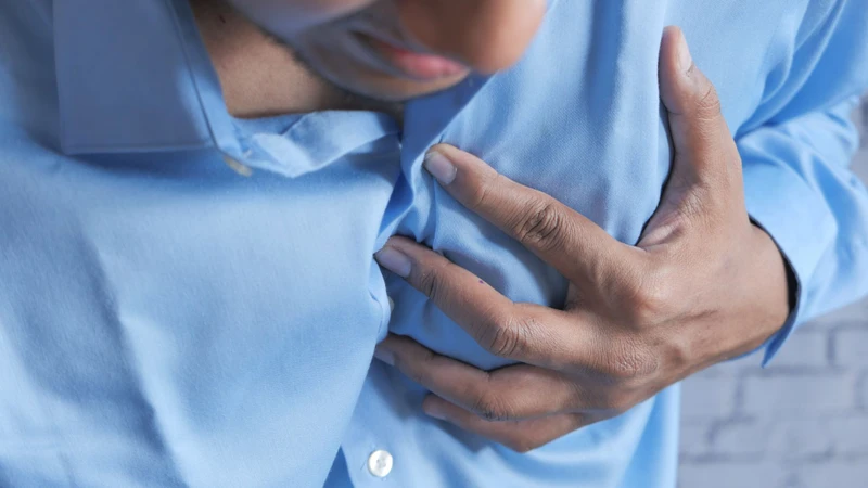 Người bệnh có thể cảm nhận đau tức vùng ngực