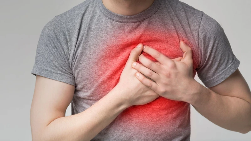 Một số người có thể cảm thấy tức hoặc khó chịu vùng ngực