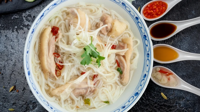 Gia vị và món ăn kèm nhiều đường, béo có thể làm tăng thêm lượng calo không mong muốn