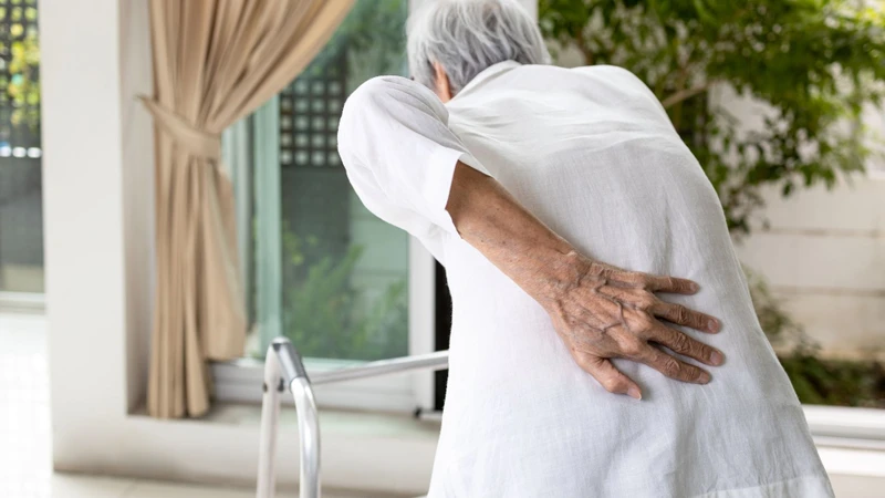 Quá trình lão hóa khiến đĩa đệm mất dần lượng nước và độ đàn hồi, làm bao xơ suy yếu, dễ phình ra khi chịu áp lực từ cột sống