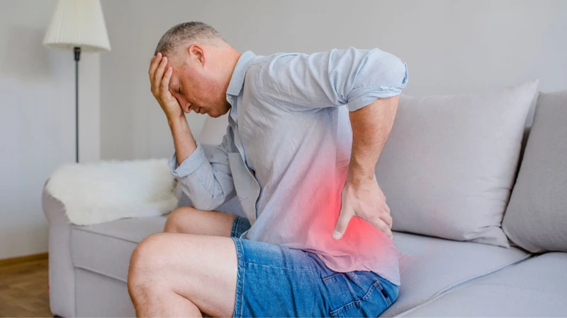 Cơn đau xuất hiện tại vị trí đĩa đệm bị tổn thương, phổ biến ở vùng cổ hoặc thắt lưng