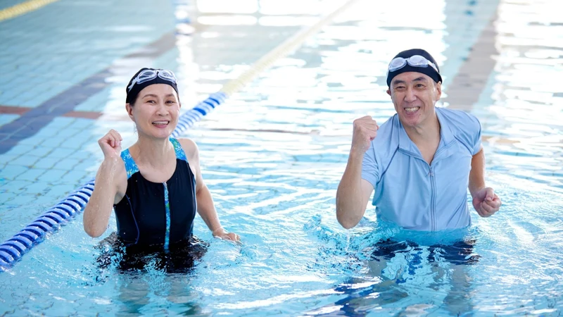 Các môn như đi bộ, bơi lội, yoga hoặc các bài tập tăng cường cơ lưng và cơ bụng giúp nâng đỡ cột sống