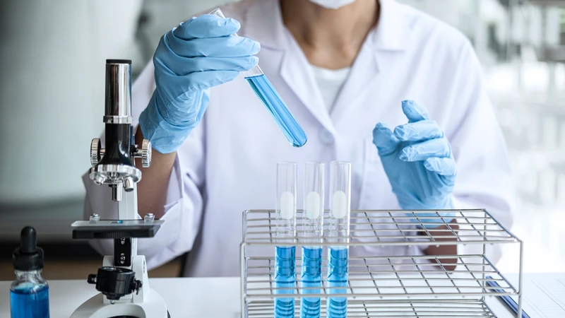 Người làm việc trong phòng Lab cần nắm rõ quy định để sử dụng thiết bị và hóa chất an toàn