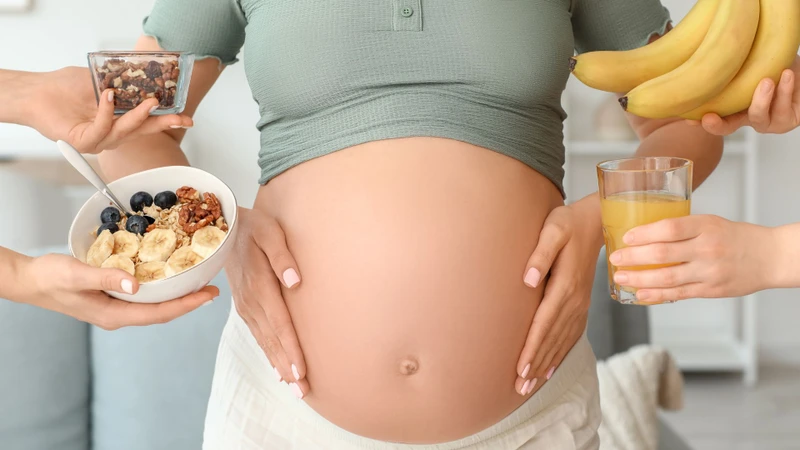 Mẹ bầu ăn uống đầy đủ các chất dinh dưỡng giúp hạn chế biến chứng sản khoa
