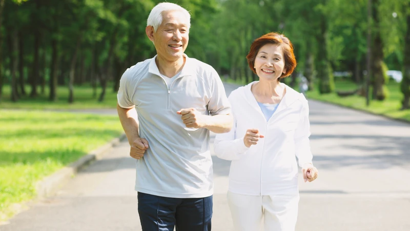 Vận động nhẹ nhàng giúp tăng lưu thông máu và hạn chế tích tụ dịch ở chân