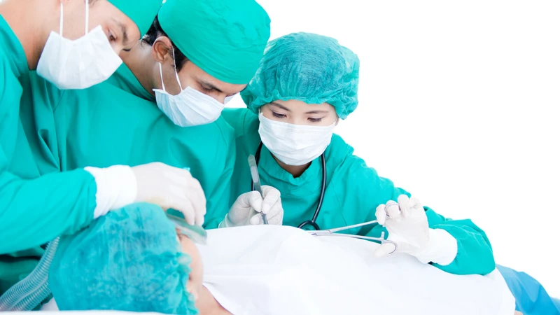 Kê cao vùng phẫu thuật đúng cách có thể hỗ trợ giảm sưng