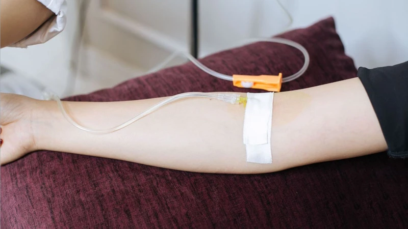 Phụ nữ cho con bú có được truyền nước không? Những điều cần biết để bảo vệ mẹ và bé 1