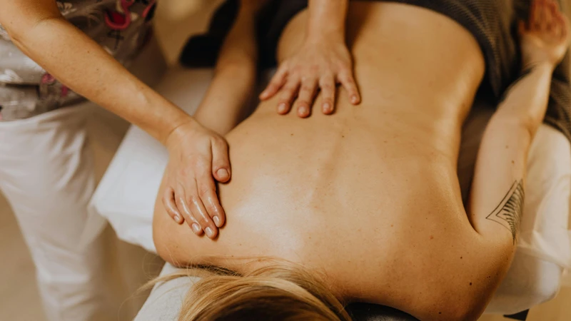 Điều chỉnh tư thế, nghỉ ngơi và chăm sóc phù hợp có thể giúp mẹ giảm khó chịu sau sinh