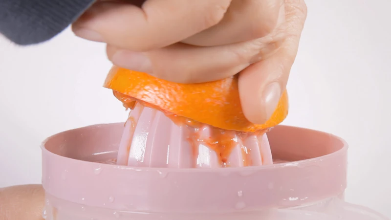 Mẹ nên chọn nước cam nguyên chất, không thêm đường và được làm từ cam thật