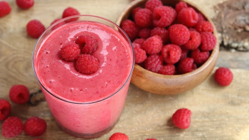 Phúc bồn tử dễ kết hợp với sinh tố, sữa chua và nhiều món ăn hằng ngày