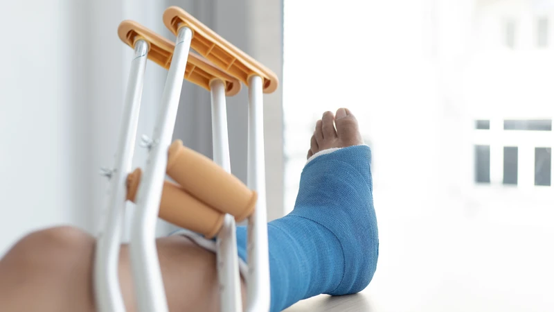Phục hồi an toàn cần kiên nhẫn, không bỏ nạng hay tập quá sức khi chưa được hướng dẫn