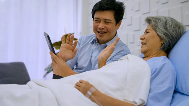 Bác sĩ và kỹ thuật viên phục hồi chức năng sẽ xây dựng chương trình tập luyện phù hợp