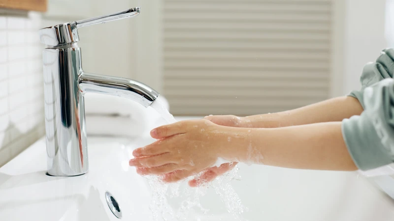 Nếu hóa chất dính vào da, cởi bỏ quần áo bị nhiễm bẩn và rửa sạch vùng da đó bằng xà phòng và nhiều nước sạch