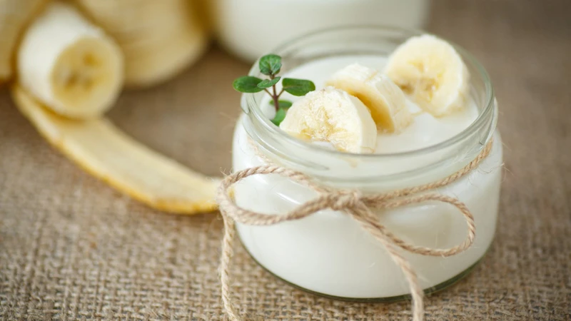 Bạn có thể ăn sữa chua (probiotic) cùng với chuối (prebiotic), hoặc sử dụng các sản phẩm bổ sung được thiết kế để cung cấp cả hai thành phần