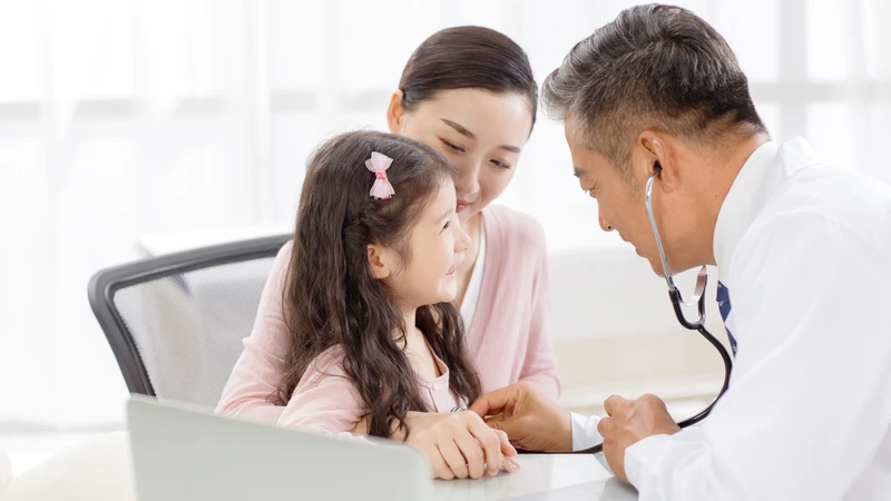 Cha mẹ cần cung cấp các thông tin về sức khỏe và tiền sử tiêm chủng của trẻ cho bác sĩ