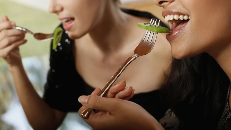 Kiwi có thể ăn khi đói, tuy nhiên người bị trào ngược axit nên cân nhắc thời điểm sử dụng